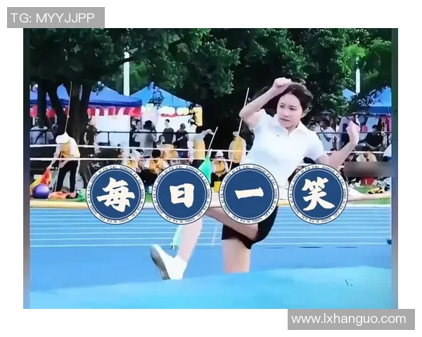 模仿足球明星搞笑恶搞路人瞬间引发围观笑声不断